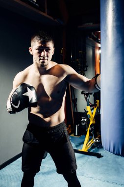 Kas boksörü yumruk tekniğini öğrenir.