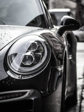 Budapeşte, Macaristan'ın başkenti sokaklarında güzel siyah lüks bir araba. Biz açıkça arabanın üstüne yağmur damlaları görebilirsiniz özellikle bir kaç saat önce yağmur yağıyordu çünkü araba iyi tasarlanmış yüzey üzerinde sadece yansıtan ışıklar beni, hayrete düşürdü.