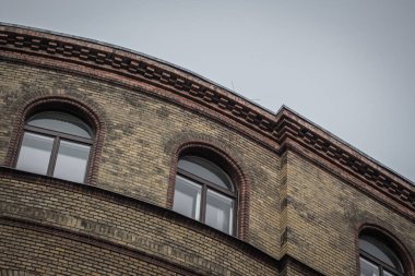 Arka planda gri gökyüzü ile şehir, Bina Tuğla soyut bir bakış.