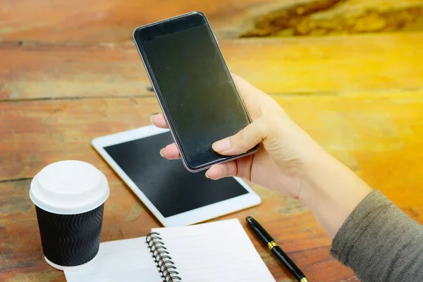 Akıllı telefon bir yandan oynayan kadın