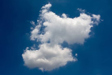 Duvar kağıdı olarak kullanmak için mavi gökyüzü üzerinde bulut