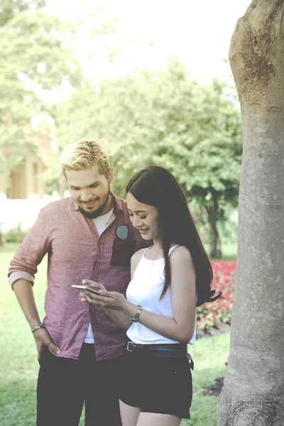 Minnaar genieten van hun slimme telefoon — Stockfoto