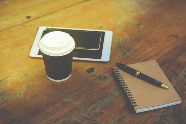Akıllı telefon, tablet, not defteri, kalem ve kahve