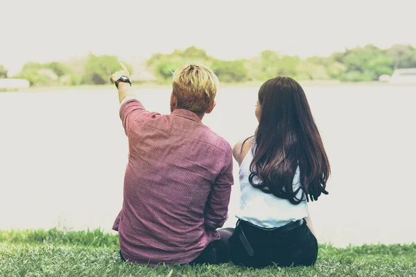 Amante com atividade juntos perto do lago — Fotografia de Stock