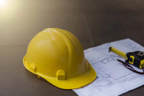 Sarı güvenlik kask üzerinde bulanıklık blueprint