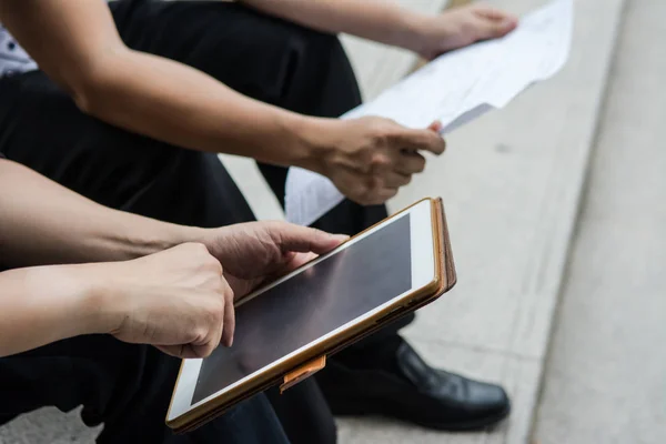 Seçici odak parmak çalışmaları Tablet