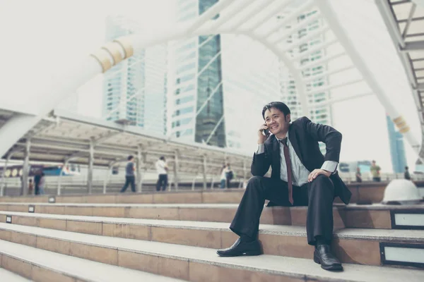 Happy obchodník pracuje pomocí chytrého telefonu — Stock fotografie