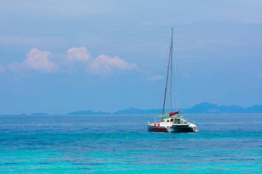 Tekne üzerinde canlı mavi denizin mavi gökyüzü ile kalkıyor