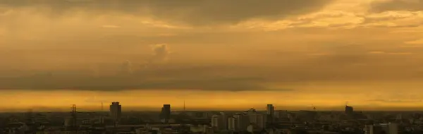 Mevsimlik cityscape günbatımı altın ışık ile sırasında şehrin