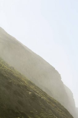 Görkemli cliff Torrey Pines California'daki güneş ışınlarının tarafından banyo