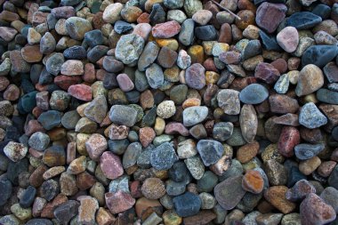 Kıvrımlı çok renkli taşlar.