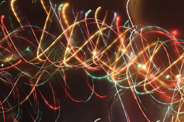 Renkli ışık yılbaşı yılanı. Koyu arkaplanda parlak renkli rastgele çizgiler