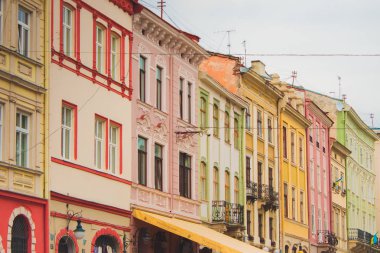 Central Square, Lviv, yaz teraslı restoran, güzel evler.