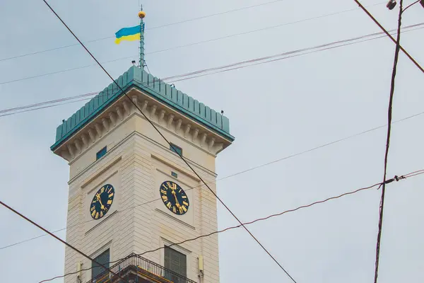 Lviv şehrindeki Central City Hall. Saat. Gözlem güvertesi