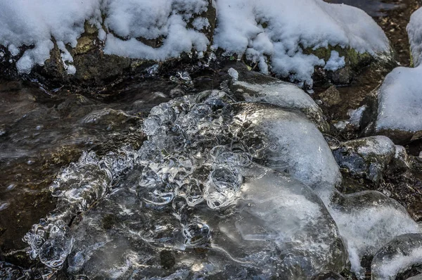Buz kristalleri yukarıda akan bir dere, Harz, Almanya