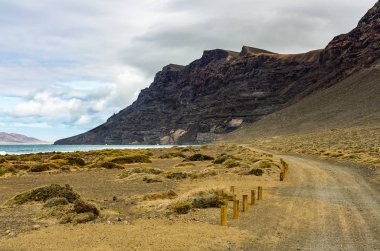 Lanzarote kuzeybatısında Playa de Famara'daki üzerinden Risco de Famara görüntülemek