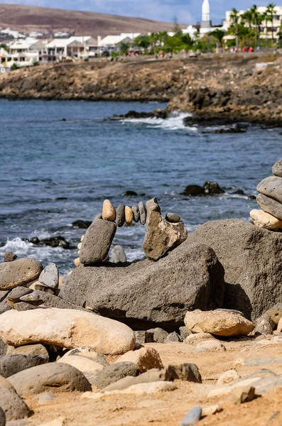 Taş Rakamlar Playa Blanca Kıyısında Lanzarote Insanlar Içinde Belgili Tanımlık — Stok fotoğraf