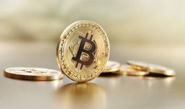 Altın arka plan üzerinde Bitcoin fiziksel temsil