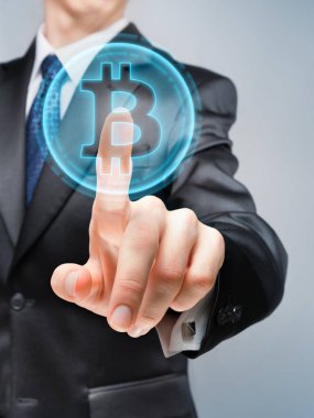 İşadamı iterek fütüristik bitcoin düğmesi