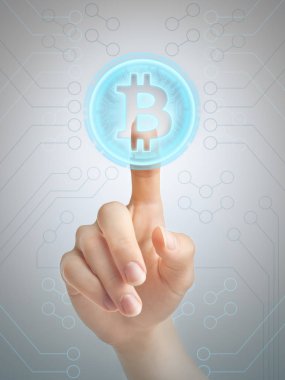 El Bitcoin sembolü ile sanal düğmeye basmak