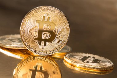 Bitcoin fiziksel sikke altın arka plan üzerinde