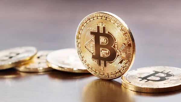 Ahşap masa sikkelerinde Bitcoin
