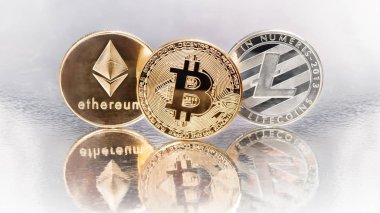 Ana cryptocurrencies Bitcoin, Ethereum ve Litecoinn sikkeleri
