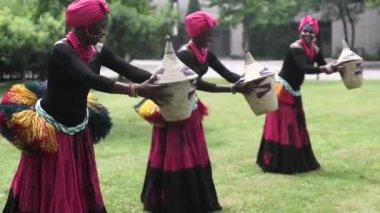 Halk Dansları traditio.costumes ile ceket etek dans üç Afrikalı kadınlar