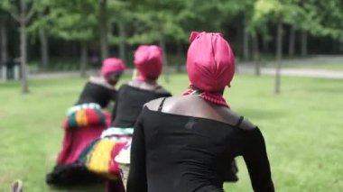 Halk Dansları traditio.costumes ile ceket etek dans üç Afrikalı kadınlar