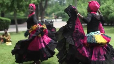 Halk Dansları traditio.costumes ile ceket etek dans üç Afrikalı kadınlar