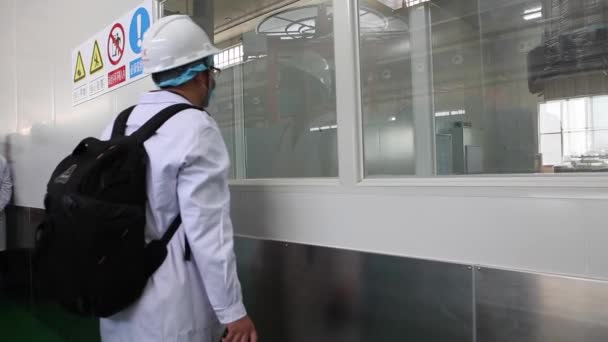 Wycieczka, ludzie przechodzą warsztacie fabrycznie, gdzie zrobić Transformatory — Wideo stockowe