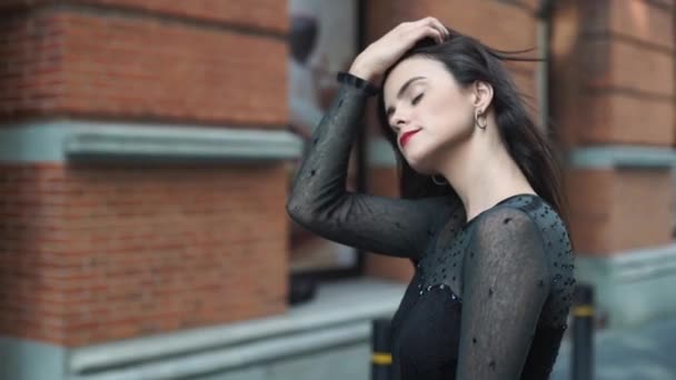Vacker ung flicka i underbar klänning går på gatan — Stockvideo