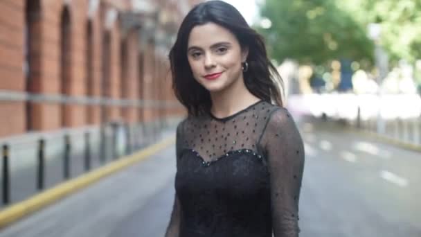 Hermosa joven en vestido maravilloso están caminando en la calle — Vídeo de stock