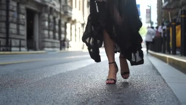 Atractiva mujer joven en vestido maravilloso están caminando en la calle — Vídeos de Stock