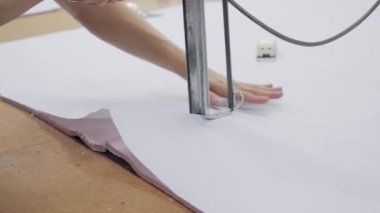 Kumaş dikiş önce birçok katmanın kesme için özel bir makine