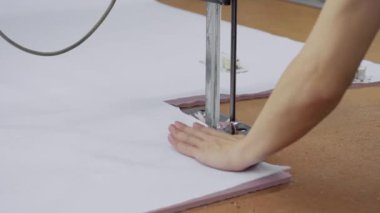 Kumaş dikiş önce birçok katmanın kesme için özel bir makine