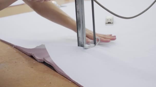 Una máquina especial para cortar muchas capas de tela antes de coser — Vídeos de Stock