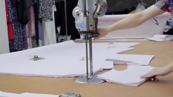 Uma máquina especial para cortar muitas camadas de pano antes de costurar — Vídeo de Stock