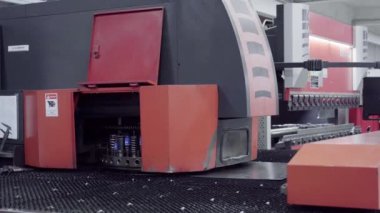 Teneke levhalar delme için özel bir otomatik basın