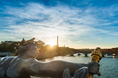 Muhteşem gün batımı manzarası Seine Nehri Paris, Fransa