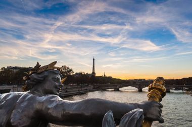 Muhteşem gün batımı manzarası Seine Nehri Paris, Fransa