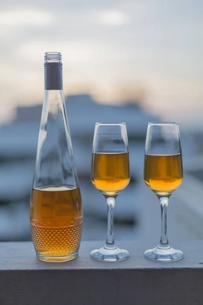 Flaska och två glas — Stockfoto