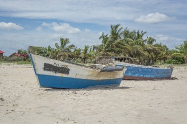 eski ve geleneksel balıkçı tekneleri sahilde Angola ahşap
