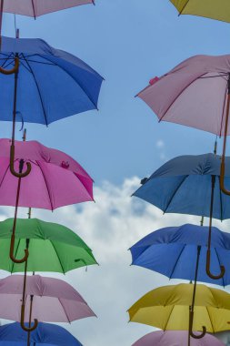 gökyüzünde çok renkli şemsiyeler
