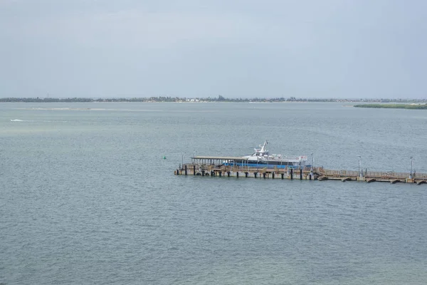 Boot transport van mensen gestopt in de oude jachthaven — Stockfoto