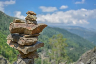 dağların üstünde taşı