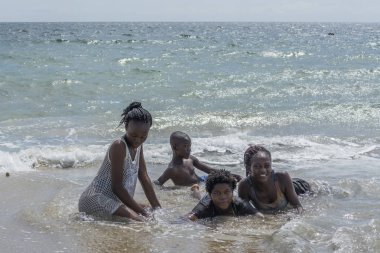 Ağaç kız ve bir erkek deniz için arıyorsunuz