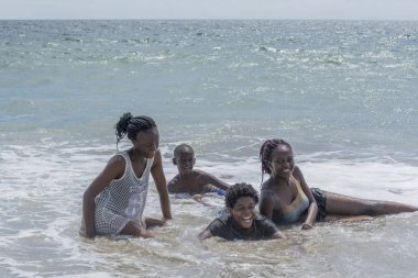 Ağaç kız ve bir erkek deniz için arıyorsunuz