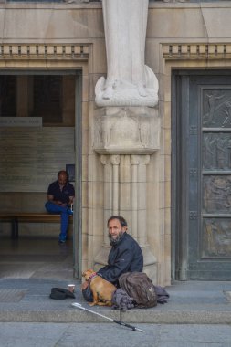 Evsiz ve köpek oturma
