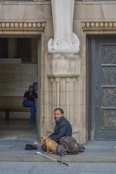 Obdachlose und Hund sitzen — Stockfoto